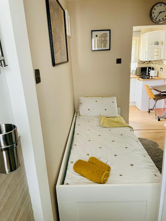 Beautiful Self Contained Studio Apartment London Luaran gambar