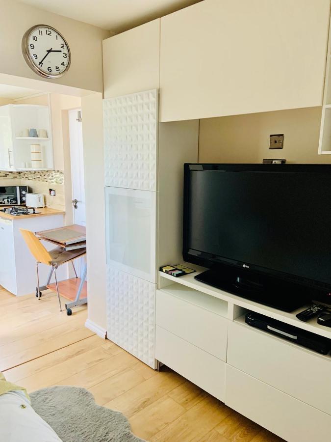 Beautiful Self Contained Studio Apartment London Luaran gambar
